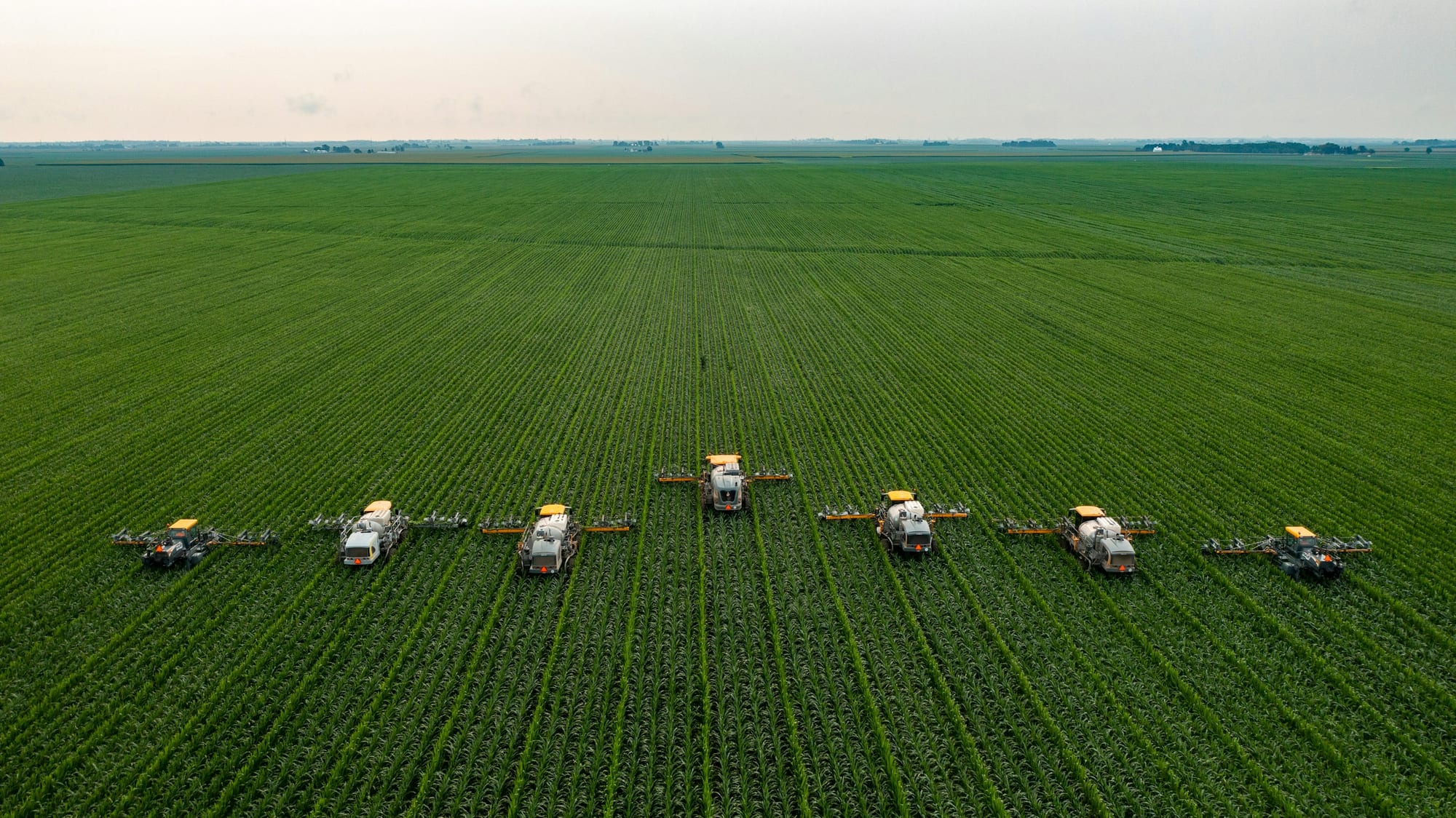 Maquinaria agrícola trabajando en el lote